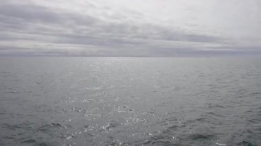 Açık hava, sonsuz okyanus manzarası, yükseklikten İzlanda manzarası, açık deniz ve gemilerin manzarası, devasa su dokusu, doğa arkaplanı..