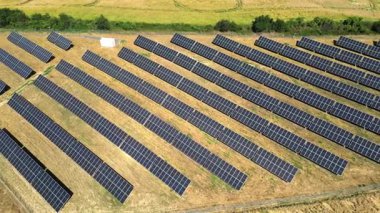 Işığın gücü, alternatif enerji, kırsal alandaki güneş panellerinin üst görüntüsü, güneş ışığını enerjiye çevirmek, güneşli hava.