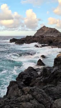 Huzur manzarası, deniz manzarası, dalgalar ve büyük kayalar, sabit dikey zemin, kayalara çarpan dalgalar..