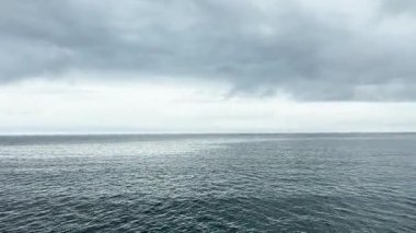 Sonsuz okyanus manzarası, İzlanda manzarası birinci şahıs manzarası, açık deniz manzarası, devasa su dokusu manzarası, soğuk su, doğa arka planı..