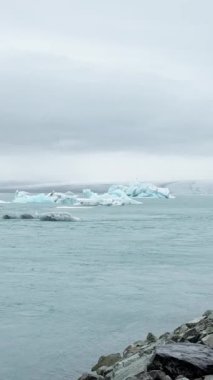 İzlanda soğuk havası, okyanus manzarası, suda sürüklenen buzulların manzarası, açık su, açık doğa arka planı, çirkin.