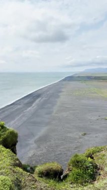 İzlanda açık hava, okyanus ve İzlanda 'nın huzur manzarası, büyük kıyı bölgesi manzarası, karanlık kum ve toprak dokusu, kıyı doğa arka planı..
