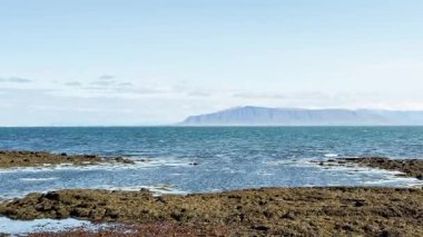 Deniz manzarası, arka planda güzel deniz manzarası ve dağlar, su dokusunun huzur manzarası, doğa arka planı, İzlanda manzarası..