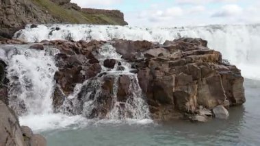 Şelale manzarası, İzlanda doğa manzarası, şelalenin dinginlik nehir manzarası, eriyen buzullar, su akışı, kayalık arazi.
