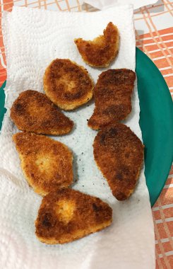 Kızarmış tavuk külçeleri neredeyse kağıt havluda yanacaktı.