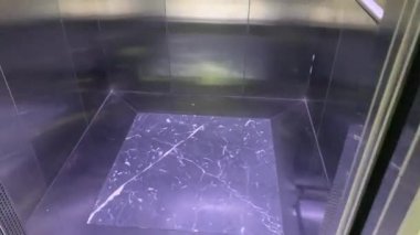 Asansöre bin ve zemin kata in.