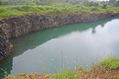 Mumbai 'de gölü olan güzel bir manzara. 