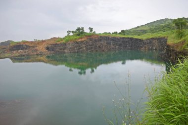 Mumbai 'de gölü olan güzel bir manzara. 