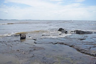 Mumbai, Hindistan yakınlarında güzel bir sahil. 
