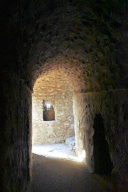 Firoz Shah Sarayı 'ndaki eski bodrum tüneli, Hisar, Hindistan 