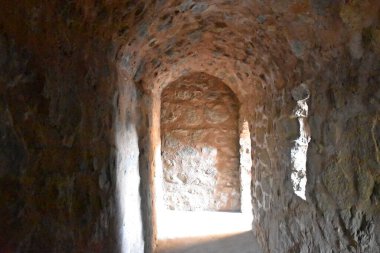 Firoz Shah Sarayı 'ndaki eski bodrum tüneli, Hisar, Hindistan 