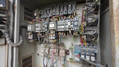 Kablolama ve Bileşenlerle Paslı Elektrik Kontrol Paneli