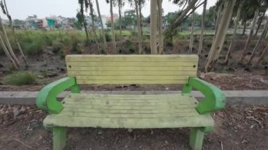 Açık Park Ayarlarında Renkli Boyalı Betonlaşmış Benç