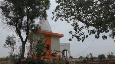 Huzurlu kırsal bölgelerdeki Hindu tapınağına kuşların yatıştırıcı sesleri eşlik ediyor..