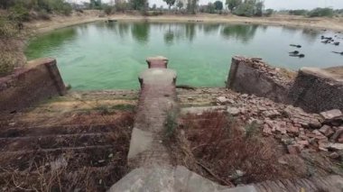 Tuğla Basamaklı Kırsal Gölet ve Harap Yapı