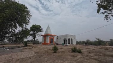 Huzurlu kırsal bölgelerdeki Hindu tapınağına kuşların yatıştırıcı sesleri eşlik ediyor..