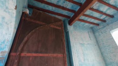Geleneksel Haveli 'nin antik ahşap kapısı..