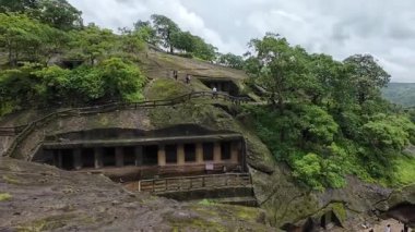 Muson, Mumbai, Maharashtra, Hindistan 'daki Kanheri' nin Antik Kaya Kesimi Mağaraları 'nı keşfediyorum.