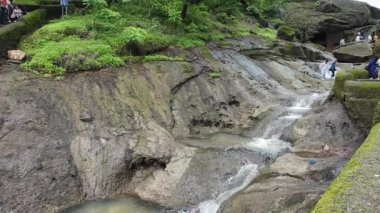 Kanheri Mağaraları 'ndaki Kayalık Arazi' de Küçük Akıntı, Maharashtra