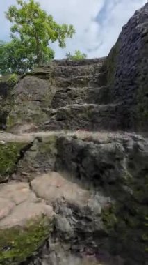 Mumbai 'deki Kanheri Mağaralarının Tarihi Adımlarını Keşfediyorum.