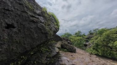 Rocky Arazisi Yeşil Yamalı Kanheri Mağaraları, Mumbai, Hindistan