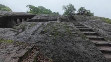 Muson, Mumbai, Maharashtra, Hindistan 'daki Kanheri' nin Antik Kaya Kesimi Mağaraları 'nı keşfediyorum.