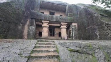 Muson, Mumbai, Maharashtra, Hindistan 'daki Kanheri' nin Antik Kaya Kesimi Mağaraları 'nı keşfediyorum.