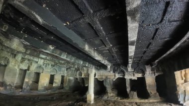 Hindistan, Maharashtra 'daki Kondana Mağaraları' ndaki antik Budist oymacılığı muson mevsiminde ele geçirildi.