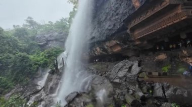Hindistan, Maharashtra 'daki Kondana Mağaraları' ndaki antik Budist oymacılığı muson mevsiminde ele geçirildi.
