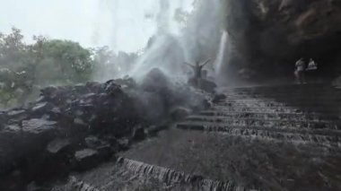 Muson sırasında Kondana Mağaraları 'na akan manzara şelalesi