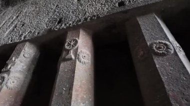 Bedse Budist mağarasında karmaşık oymalar, Maharashtra, Hindistan 'da kaya oymalı mağaralar..