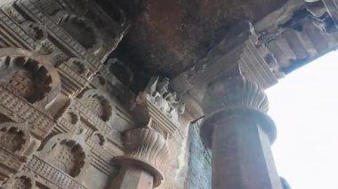 Bedse Budist mağarasında karmaşık oymalar, Maharashtra, Hindistan 'da kaya oymalı mağaralar..