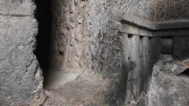 Bedse Budist mağarasında karmaşık oymalar, Maharashtra, Hindistan 'da kaya oymalı mağaralar..