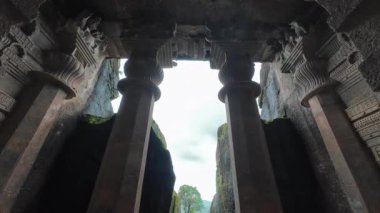 Bedse Budist mağarasında karmaşık oymalar, Maharashtra, Hindistan 'da kaya oymalı mağaralar..