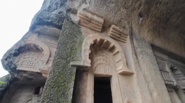 Bedse Budist mağarasında karmaşık oymalar, Maharashtra, Hindistan 'da kaya oymalı mağaralar..