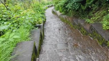 Dağ eteklerindeki canlı yeşilliklerden yükselen taş adımlar doğanın kucaklamasına keşif ve macera katıyor.