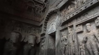 Karla 'da karmaşık oymalar, Maharashtra, Hindistan' da kaya oymalı mağaralar..