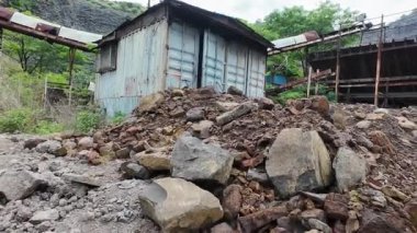 Bombay 'da yağmur mevsiminde terk edilmiş taş kırıcı uçak.