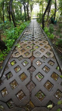 Parktaki Boş Tuğla Köşkü 