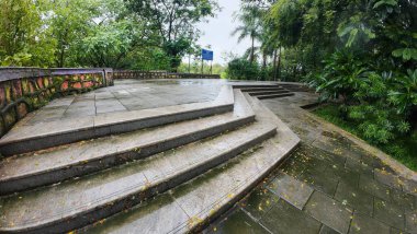 Somut Merdiven, Soyut Merdiven Dışında