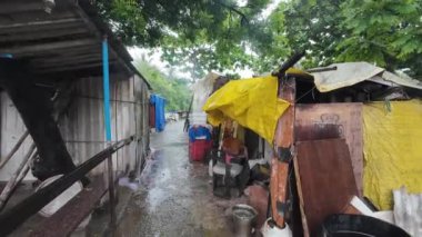 Muson yağmurları sırasında bir balıkçı kolonisine enkaz yığılmış.