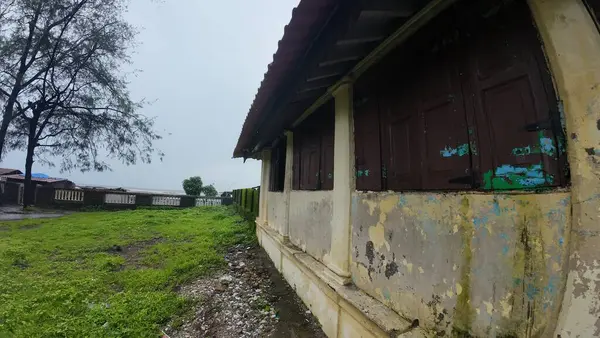 Uran, Mumbai, Hindistan 'da Hazrath Mukim Shah Baba' nın dış görünüşü