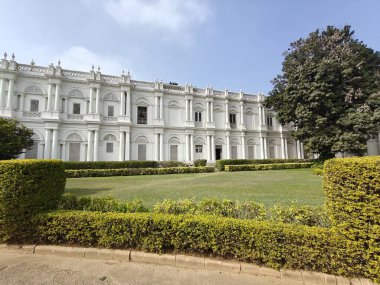 Jai Vilas Sarayı 'nın Görkemli Dış Görünümü Muhteşem Mimari Tasarım, Süslü Detaylar ve Gwalior' daki Büyük Kraliyet Mirası, Madhya Pradesh, Hindistan