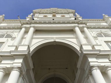 Jai Vilas Sarayı 'nın Görkemli Dış Görünümü Muhteşem Mimari Tasarım, Süslü Detaylar ve Gwalior' daki Büyük Kraliyet Mirası, Madhya Pradesh, Hindistan