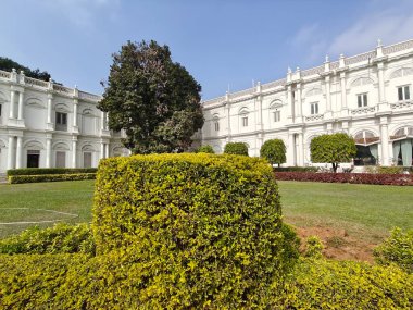 Jai Vilas Sarayı 'nın Görkemli Dış Görünümü Muhteşem Mimari Tasarım, Süslü Detaylar ve Gwalior' daki Büyük Kraliyet Mirası, Madhya Pradesh, Hindistan
