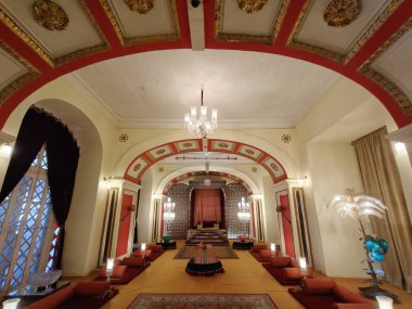 Jai Vilas Sarayı 'nda lüks bir oturma odası, yemek için tasarlanmış, şık mobilyalar ve gösterişli dekorlar.