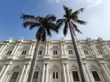 Jai Vilas Sarayı 'nın Görkemli Dış Görünümü Muhteşem Mimari Tasarım, Süslü Detaylar ve Gwalior' daki Büyük Kraliyet Mirası, Madhya Pradesh, Hindistan