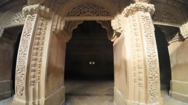 Gwalior Kalesi 'nin Mimari Mirası: Sanatçılık, Güç ve Kültür Mirasının Harmanlanması