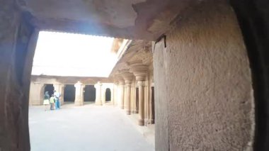 Gwalior Kalesi 'nin Mimari Mirası: Sanatçılık, Güç ve Kültür Mirasının Harmanlanması