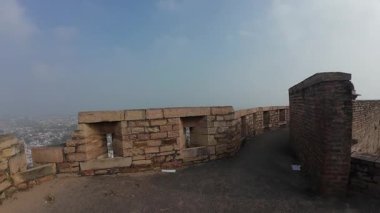 Ebedi Majesteleri: Gwalior Kalesinin Mimari Görkemi ve Tarihi Parlaklığı